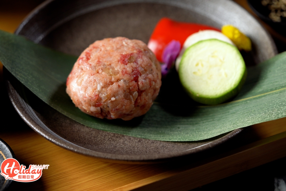 記得先燒香一面，等待微微出煙才反轉，千萬別急著翻面，否則漢堡扒會較容易鬆散；同時亦不能燒得太久，否則溏心蛋就會變太熟！