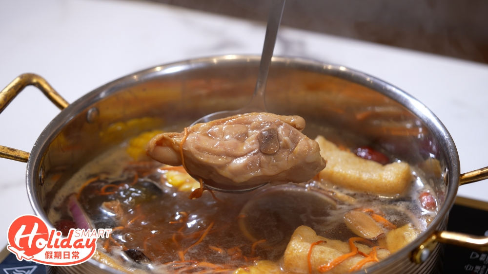 而且加入了紅棗和蟲草花等藥材熬製，還有大量肥美厚實的雞件，所以湯底藥材香濃郁，更帶有雞油味，飲完更滋補養生！