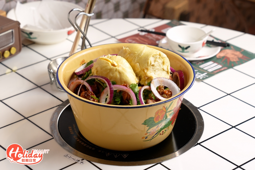 榴槤迷必試期間限定推出秘製榴槤雞煲，選用泰國金枕頭榴槤，貪其肉大濃味，每煲足兩大件新鮮榴槤果肉，再加入以榴槤肉、榴槤殼白肉等材料調配的秘製榴槤醬，未食已散發陣陣榴槤飄香，食前將雞煲拌勻，令每件雞件沾滿榴槤蓉，反而令雞煲多了一絲果甜，想不到榴槤配搭鹹香的雞煲出奇地夾。