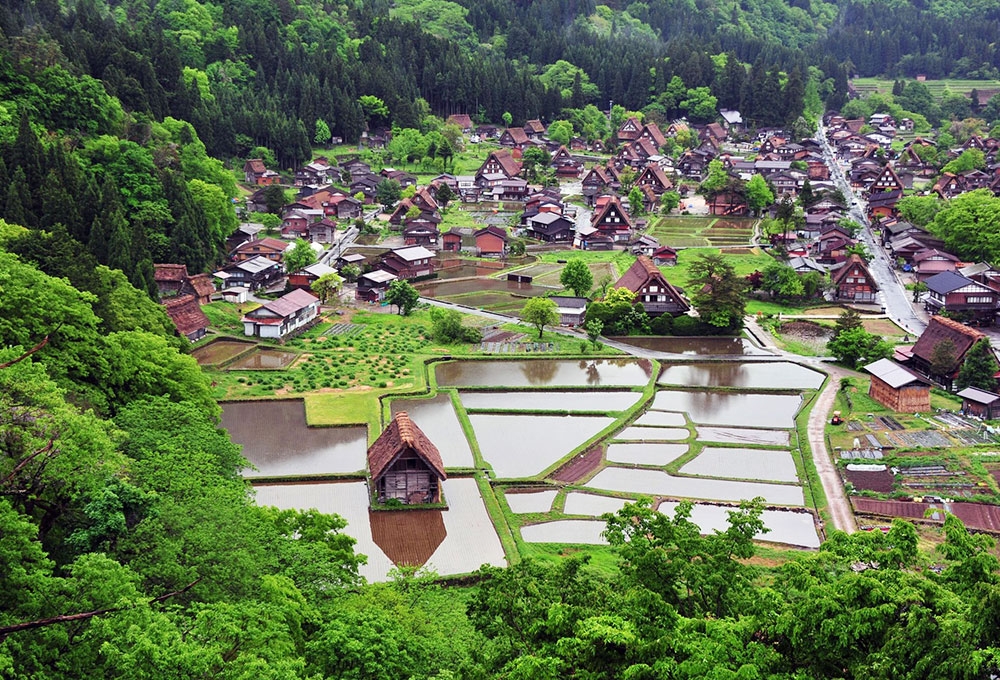 位於白川鄉的合掌村,以獨特的傳統合掌建築而聞名,「合掌」名稱源自呈現出雙手合十形狀的陡峭屋頂~