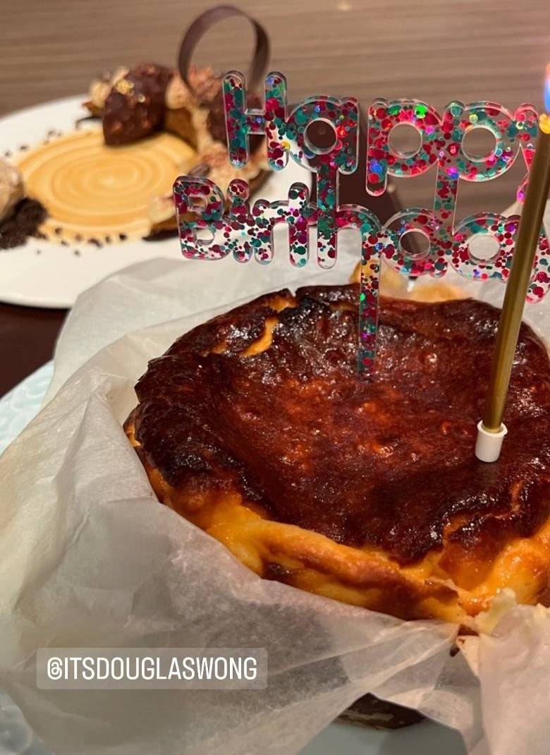 生日蛋糕則係近年好流行嘅巴斯克芝士蛋糕