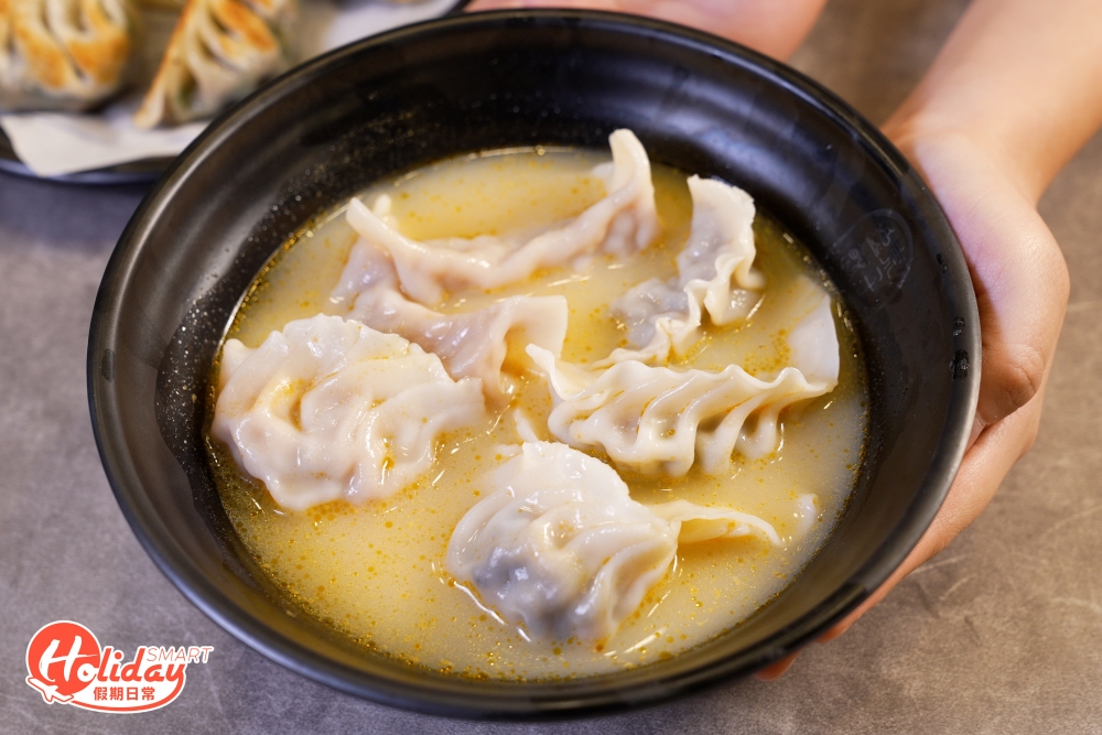 一煲湯落足10斤海魚熬製，而且先炸後熬湯，令魚香更突出，湯頭飲落更為鮮甜，配搭餃子同吃一流！