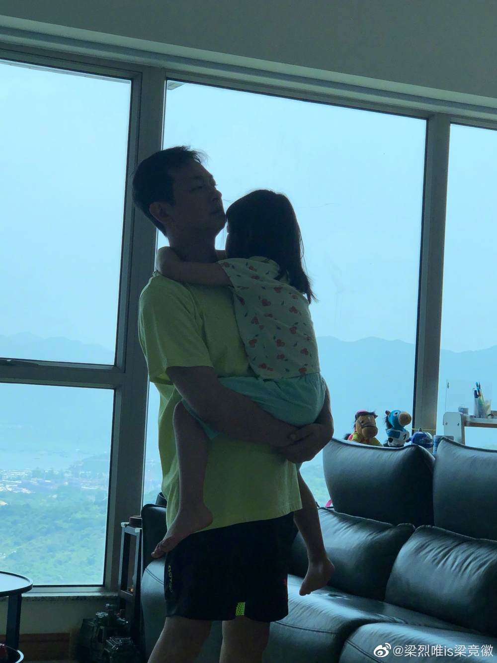 生活越嚟越好,睇嚟喺內地工作賺唔少,難怪梁競徽都話考慮安排囡囡返內地讀書。