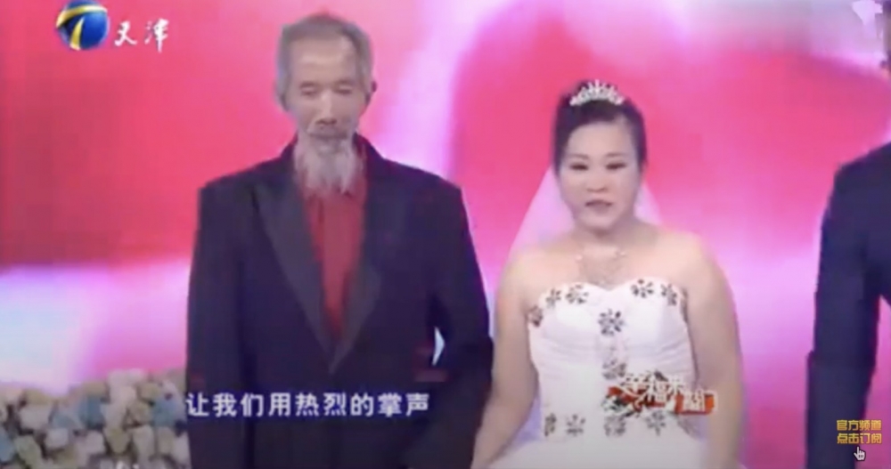 26歲嘅張鳳發現自己懷孕，為咗畀孩子一個名份，於是2013年張鳳同文長林終於領證結婚