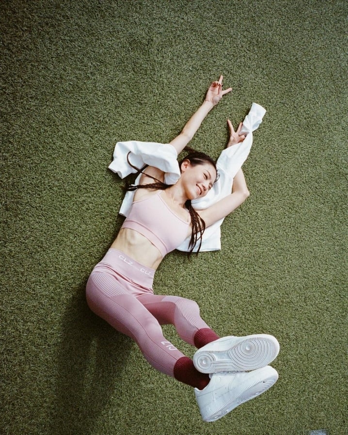 而呢張舉高雙手嘅照片仲見到腰間嘅肋骨現晒形！