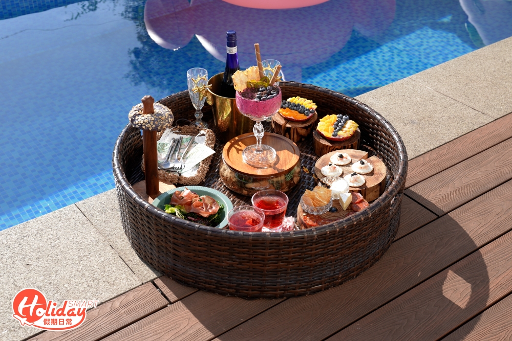 藤編的大托盤擺放一系列超精緻的茶點,菜單同樣由屋主親自設計,以水果和冷盤為主,包括鮮果盤、白酒、芝士和火腿等小食,其中鮮果乳酪凍和Bagel更加是自家製,一邊坐著水泡享受日光浴,一邊悠閒地歎下午茶,享受絕對是奢華享受。