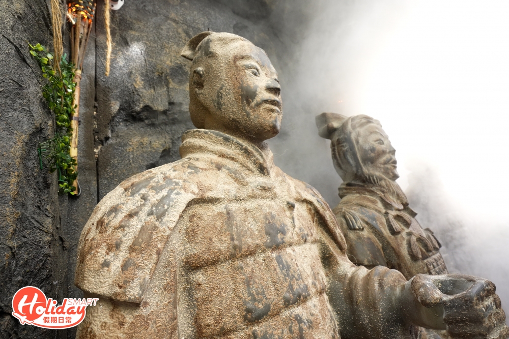 一班探險家被捲入時光隧道由現代返到中國古代，跌入神秘陰森的秦陵，在「秦陵大逃脫」，受詛咒的兵馬俑大軍會蜂擁而出，暗黑古墓中危機四伏，集齊流沙、鐵牢等機關，大家要尋找秘道奔跑求生，逃生路線將由你全權決定，留意選擇不同秘道會有不同結局。