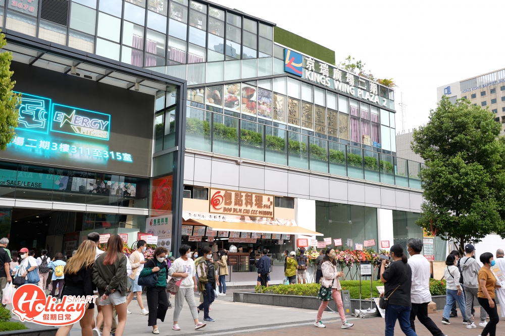 沙田石門京瑞廣場鄰近港鐵石門站，是不少街坊每日必經之地，感覺有些似天水圍新北江商場，廣場總分為兩期，自從有不少小食店和餐廳進駐後，受歡迎程度直逼葵芳葵涌廣場，款式多樣化，加上價錢親民，每到放學或放工時間，就會有不少人前來掃街或買外賣回家「醫肚」。