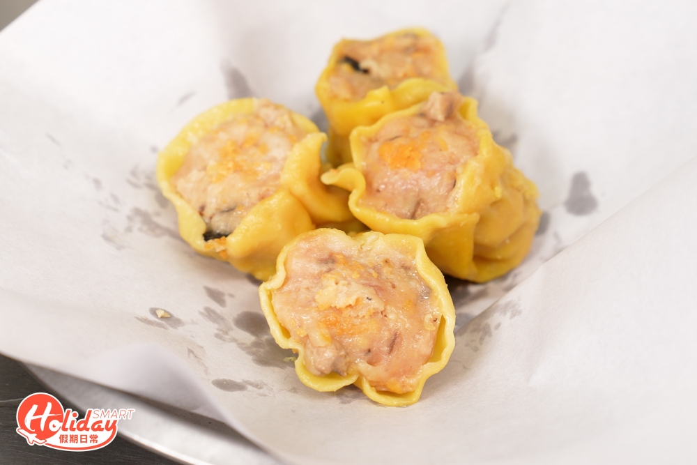 燒賣外皮同樣厚實,餡料除了加入豬肉,還有冬菇粒和蝦子,同樣真材實料。