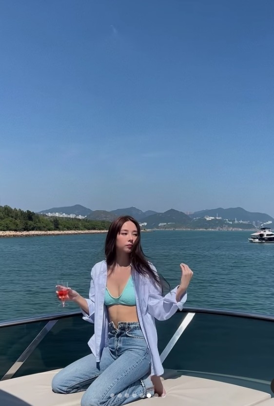 今次Heidi著上Bra Top，上圍似乎有所升cup，更罕有谷出事業線！