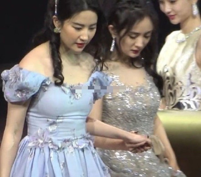 上年嘅「微博之夜」劉亦菲身穿淺藍色一字膊晚裝，當時被網民覺得身型明顯發福