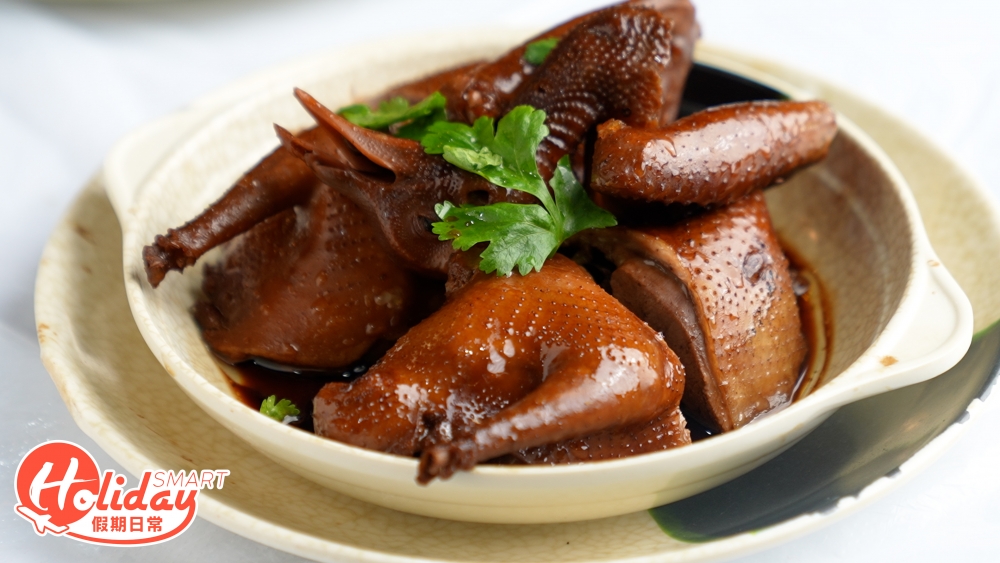 以豉油慢煮並醃至入味,無論外皮或肉質都鹹香十足