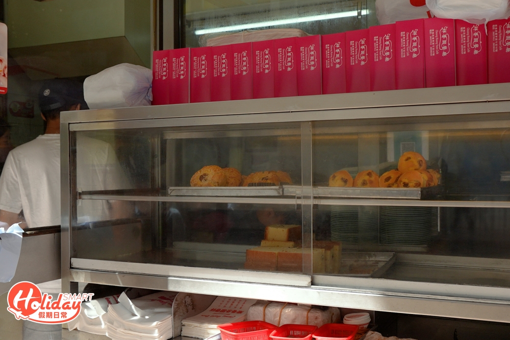 店內裝修陳設保留昔日老舊情懷，舊式卡位、門口櫥窗餅櫃等傳統格局，旁邊還有一條窄長的樓梯往閣樓雅座，即使早前經過翻新，卻沒有抹走昔日特色，特別是店面連閣樓兩層式設計，在今時今日的香港地已經很難找到。