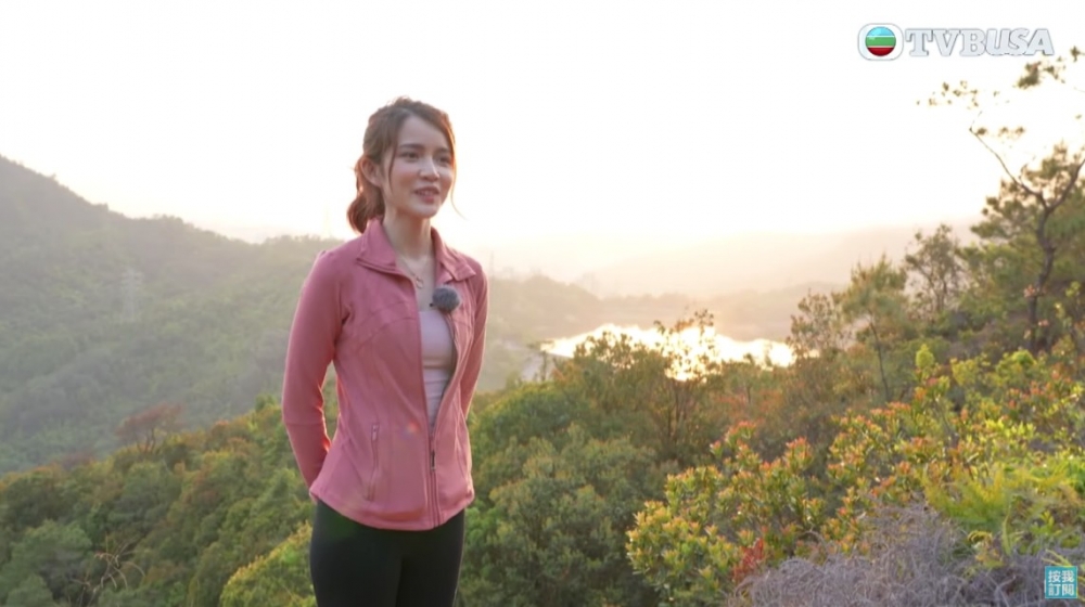 陳若思主持過兒童節目《Think Big 天地》、《Hands Up》等，現為《港女野人》嘅主持之一。