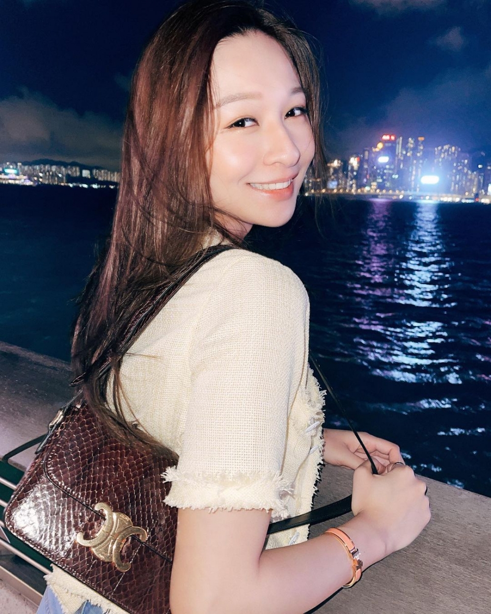 眼見model工作減少，Denice就喺名店做sales