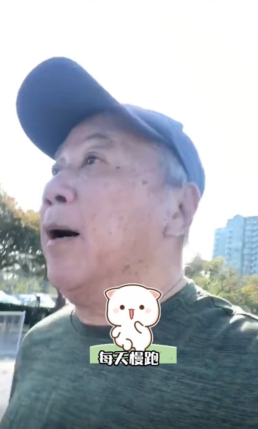 其實片中夏雨口齒清晰，行動敏捷更有慢跑習慣，臉色亦十分紅潤，精神唔錯。