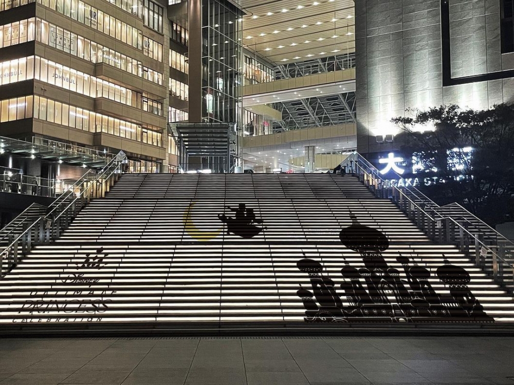 現場除咗聖誕樹之外，仲有《阿拉丁》投映