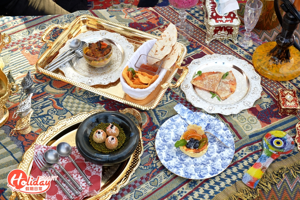 為了配合場地佈置,屋主亦精心設計專屬其的下午茶點,以異國風情為主題,以熱食為主,有別於坊間太多三層架下午茶,這裏食物款式有誠意,而且份量十足絕對飽肚,包括酥脆肉醬波波、馬沙拉咖喱慢煮黃油雞腿、玉米脆片配蕃茄莎莎醬和黑蕃茄羅勒芝士薄脆餅,不止賣相吸引,味道亦很不錯。