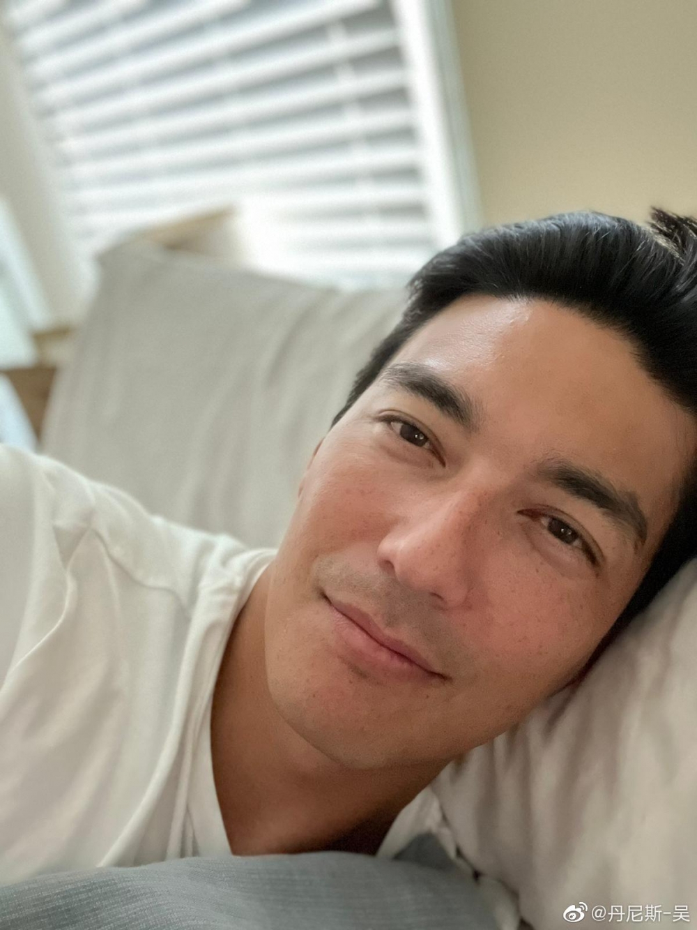 男主角係41歲嘅美韓混血男星丹尼斯·吳