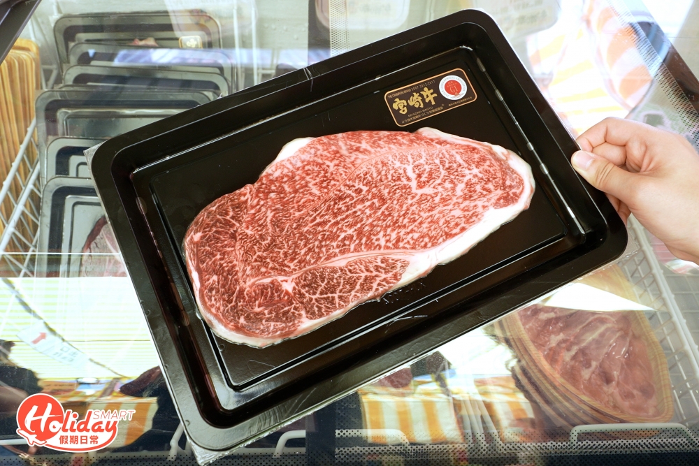 區內也設有多款日本海鮮食材，如巨型八爪魚腳、帶殼生蠔及甲羅燒等；更提多款A4和A5和牛任你選擇，每款都油花豐富！