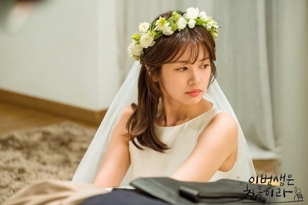 近日，51歲嘅內地準奶奶被賓客誤會係新娘，凍齡樣貌備受網民關注！