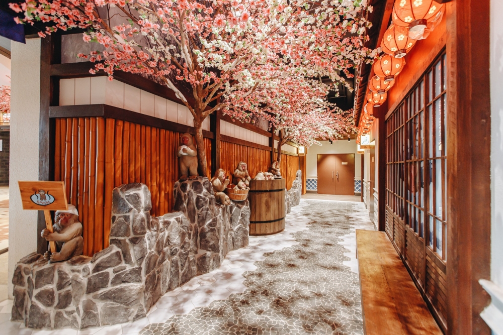 3樓其中一處廁所打造成溫泉造景，仲有馬騮陪著你，係其他Terminal 21商場沒有的獨特造景！