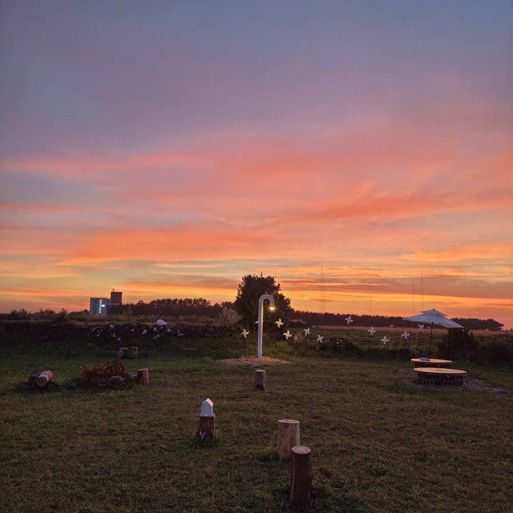 咖啡廳外可以欣賞到漂亮的夕陽景色！