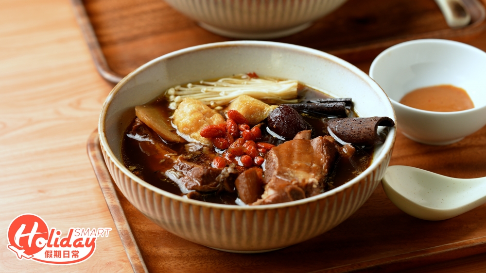 記者則推介藥膳排骨湯，Sam指這道菜以台灣台北饒河夜市的名物藥燉排骨湯為靈感，以十多種藥材熬製而成。