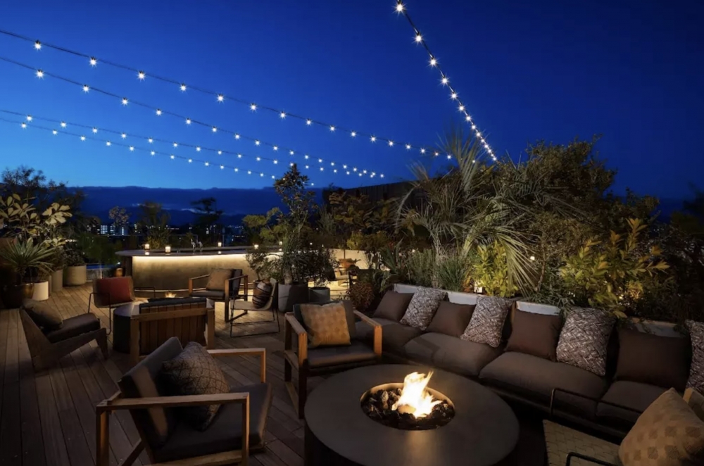 酒店具備極具時尚感的露天酒吧，360度欣賞京都東山美景，又可以圍住火爐於梳化飲酒聊天！