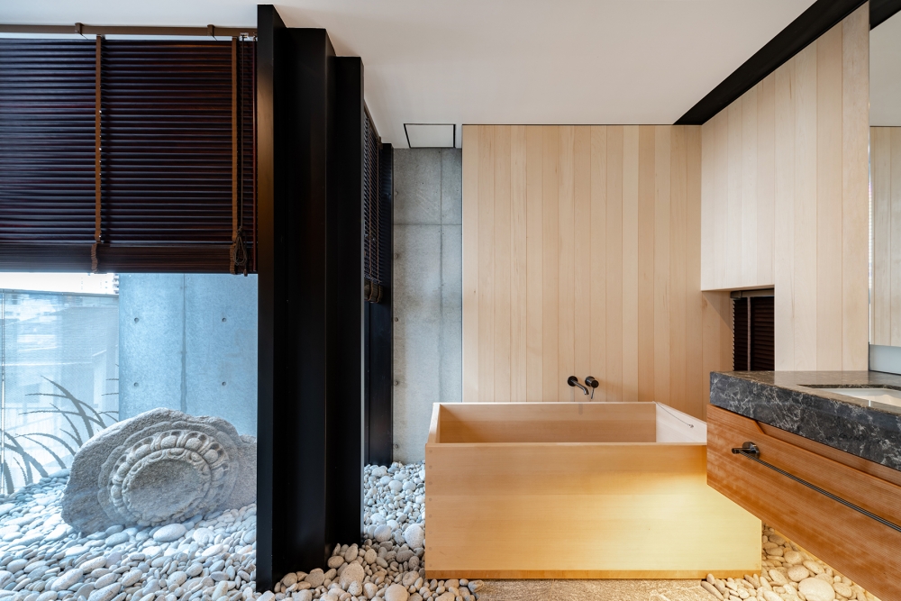 5層樓高的酒店設19間客房，以日式庭園寧靜舒適風格，並設榻榻米區、豪華浴室等。