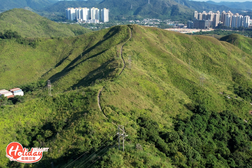 由於連綿的山路跨越長甫頭、杉山、馬頭嶺、松山等多個山峰,山連山,嶺過嶺,形成蜿蜒山路,因此乍看來被稱為「港版萬里長城」。