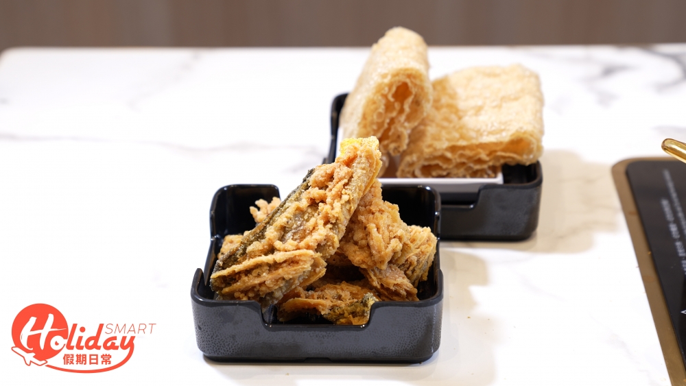 店家提供52款配料，部分配料由台灣直港到港，其中包括台灣豆皮響鈴，及最近台灣人氣零添加有骨炸魚皮。