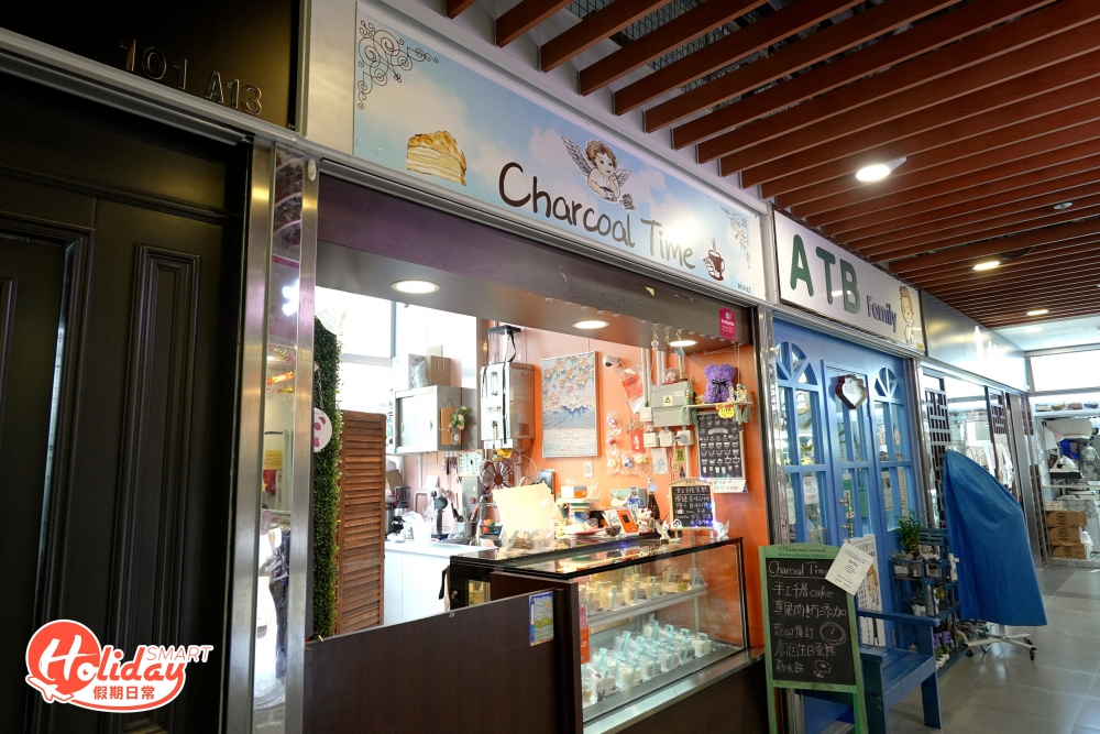 來到京瑞廣場二期的新開千層蛋糕店「Charcoal Time」，有原個和切件可選，供應超過10款口味，包括椰子、芋頭、曲奇等，不定時更會推出限定口味，蛋糕每日新鮮製作再運送到門市發售，選用韓國麵粉、日本雞蛋、法國牛油和德國牛奶製作，用料不馬虎。