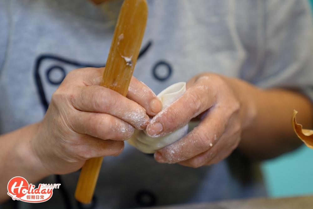 師傅對餃子外觀亦相當有要求，餃子餡與餃皮堅持以2:1比例包製，採用傳統月牙餃摺法。