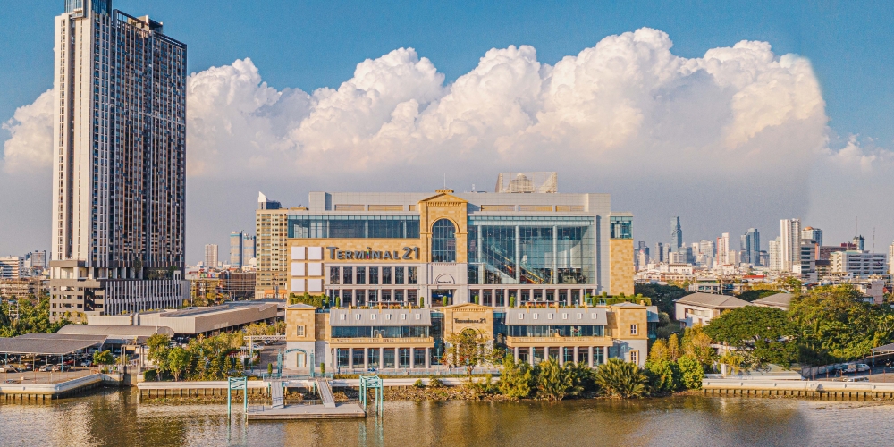 「Terminal 21 Rama 3」位於昭披耶河旁邊，建築外觀以米黃色為主調！