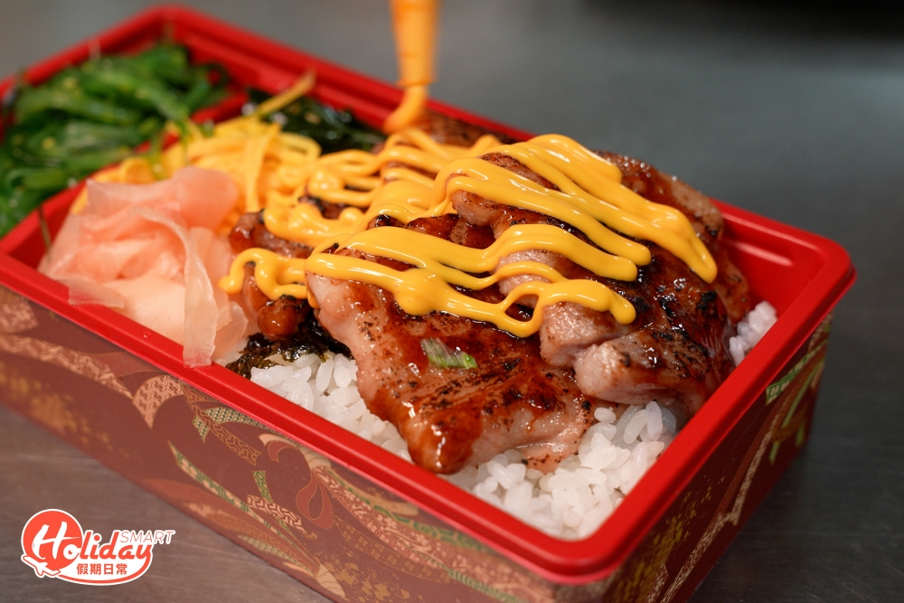 豚肉外皮燒至微焦,半肥瘦的肉質再淋上芝士醬後,咬落香口惹味
