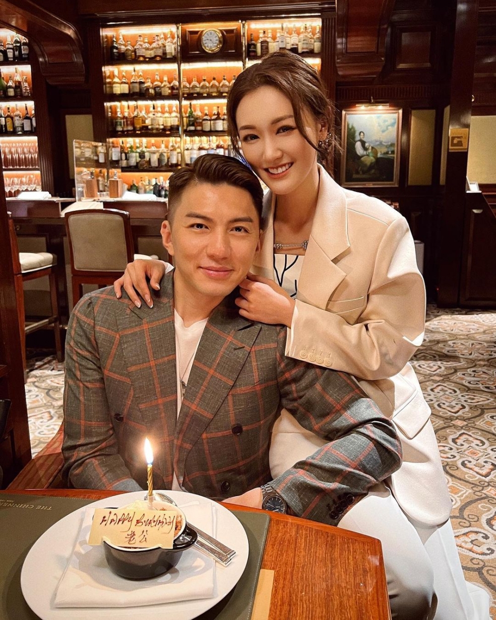 袁偉豪都有陪伴喺後台幫手,更留言為老婆打氣:「唔係容易,加油寶寶」