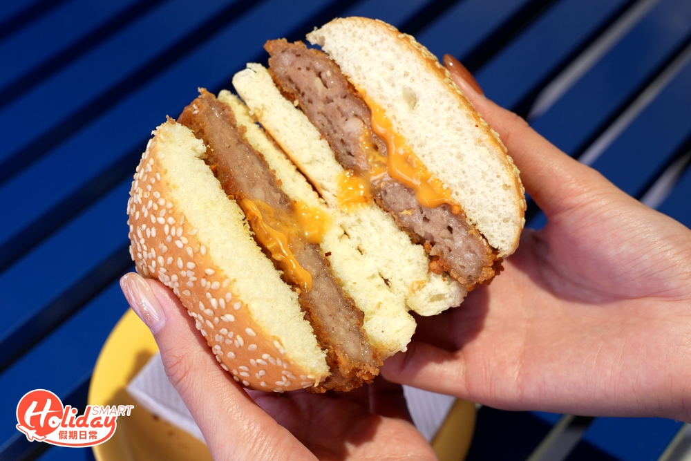 老闆極力推介其得意之作作鮮肉漢堡，中間肉餅使用鮮豬肉製成，半煎炸後外層香脆，中間保留肉汁，特別加入馬蹄，所以食落微微爽脆的口感。