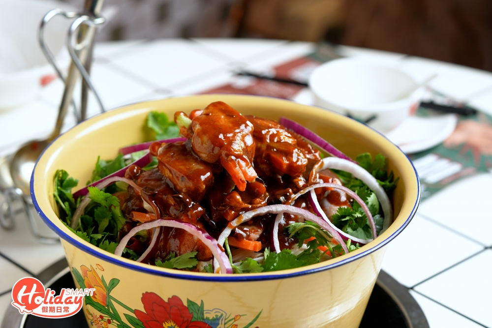 其中推介招牌無骨鳳翼釀雞煲，以人手逐隻將雞翼起骨，再在雞翼中間釀入甘筍絲﹑西芹絲及墨魚滑，增加口感之餘食落啖啖肉，食完雞煲可以免費加湯打邊爐，可選擇雞湯、豬骨湯同蕃茄湯。