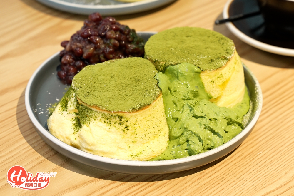 當中紅豆抹茶厚鬆餅是人氣No.1，表面灑上抹茶粉，抹茶粉隱約滲出微微的苦澀回甘，配搭大粒甘甜的紅豆中和剛好，抹茶和紅豆果然是完美的配搭。