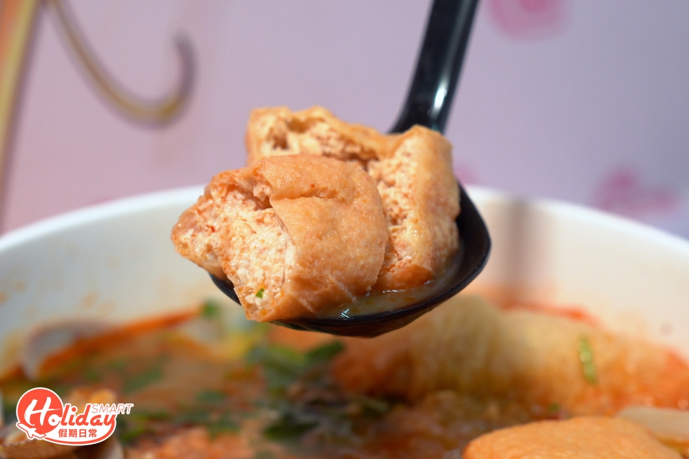 每碗伴以粉絲、豆卜、娃娃菜和金菇，亦可以加錢轉其他麵底，粉絲和配料吸盡湯汁精華，連湯飲用更惹味。