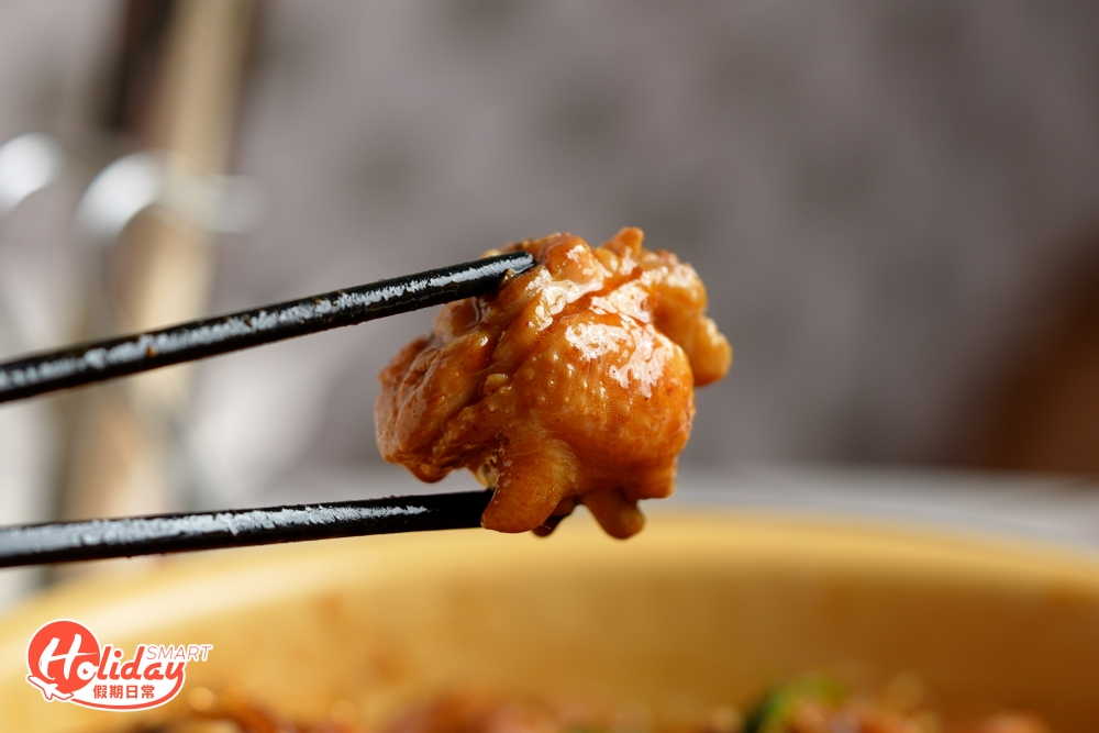 餐廳主打雞煲火鍋，單是雞煲已經有7款選擇，包括招牌無骨鳳翼釀雞煲、惹味雞煲翅(素翅) 和黃蜆惹味辣雞煲等，除了傳統的麻辣雞煲，亦獨創新派而邪惡的秘製口味，好似期間限定榴槤雞煲和鹹蛋黃醬雞煲等，全部雞煲選用3斤之上的三黃雞，用上秘製雞煲醬，加入多種不同的香料爆炒，醬汁濃郁惹味，包裹着雞件當中，每件雞件非常掛汁入味，食落帶微辣。