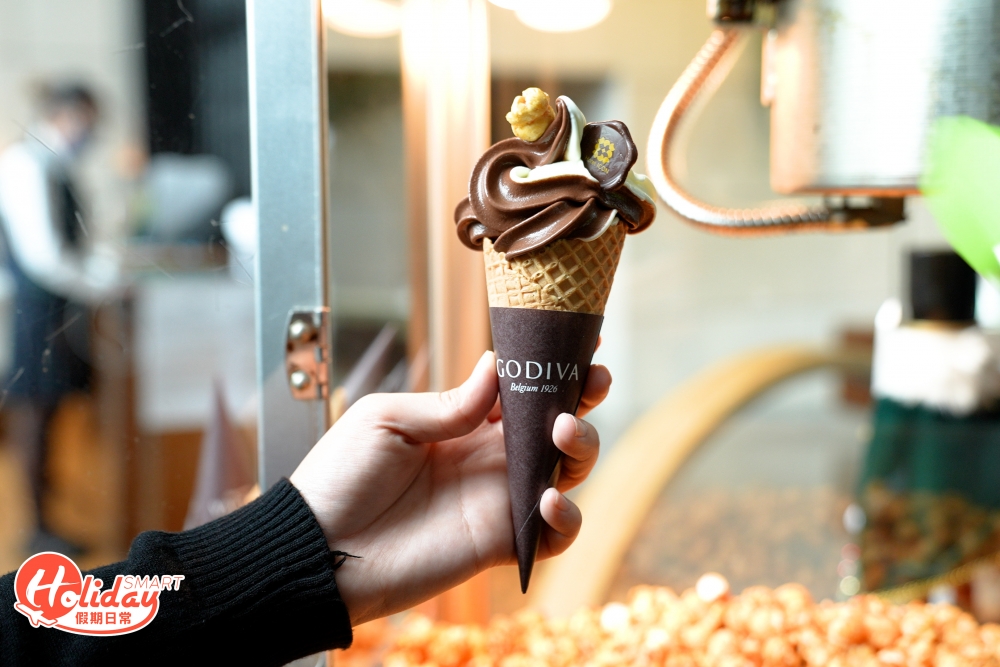 下午茶另一賣點仍是任添GODIVA雪糕，有黑白朱古力兩種口味選擇，同時可以即場加上爆谷點綴一番！