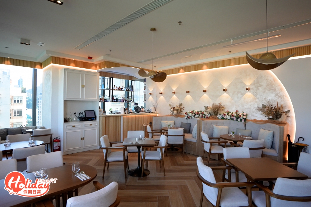 室內裝修以米白色為主調，由於設有落地大玻璃，透光度十足。不過要特別留意，假日午市和晚市露天戶外座位預約經常爆滿，所以想坐到露天座位記得提早預約！