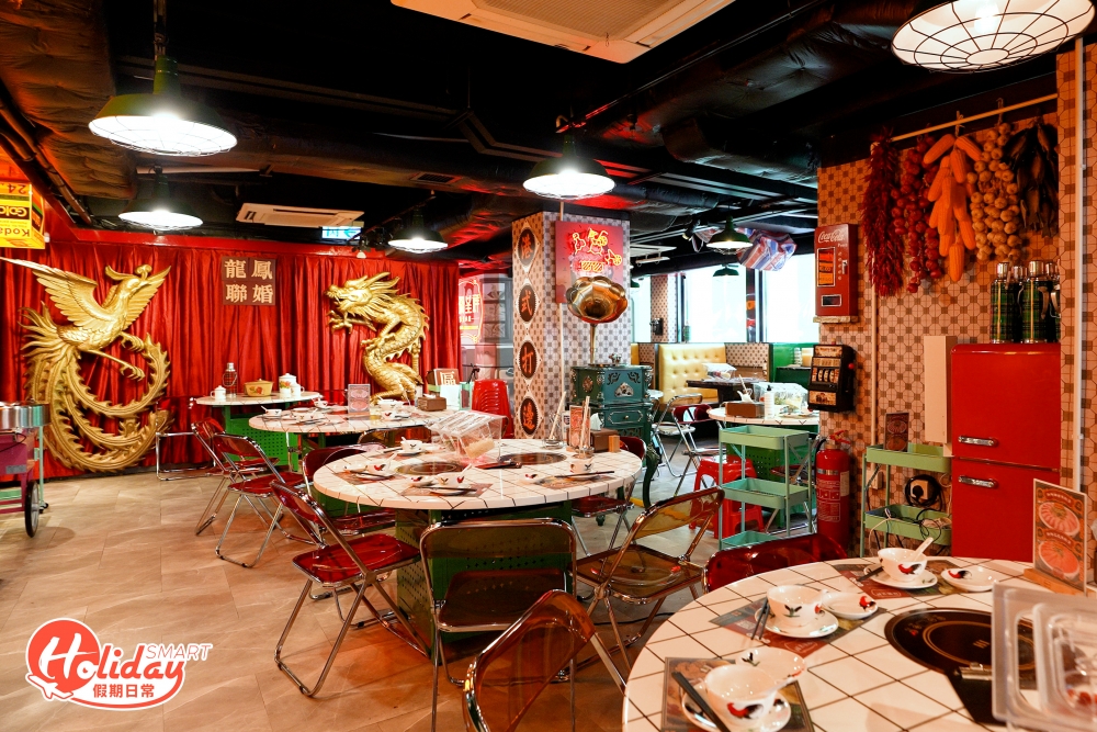 尖沙咀區有不少雞煲火鍋店，要突圍而出，一定要有過人的賣點，這間新開的樓上雞煲火鍋店「龍鳳呈祥雞煲火鍋」就是賣靚裝修，以70至80年代舊香港為主題，加入舊式屋邨和大排檔等元素，周圍擺滿復古佈置，好似綠色通花鐵閘、綠白格子牆壁、霓虹燈、舊汽水販賣機和留聲機等，餐廳更會播放著耳熟能詳的懷舊金曲，似足回到70至80年代打邊爐。