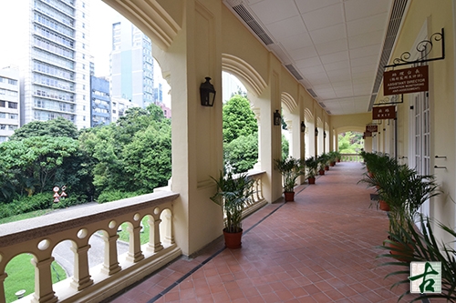 除了揭秘外,香港天文台總部其實屬於香港法定古蹟,為具逾百年的歷史建築物,保留昔日維多利亞建築風格,如拱形窗戶、外牆設計均可見到西式建築的獨有風格!
