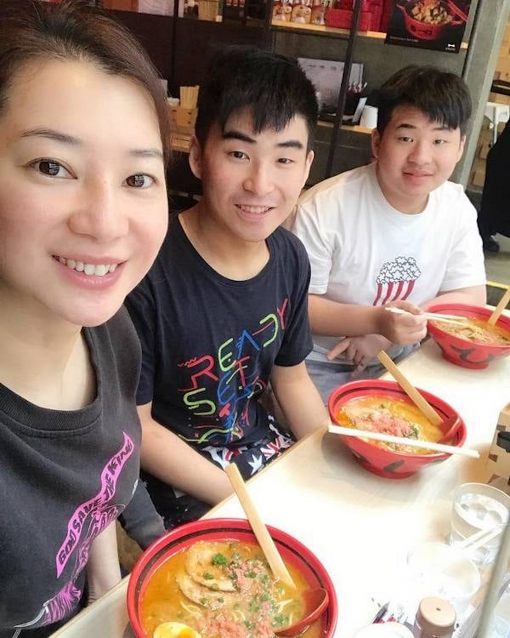 二人婚後育有2名兒子,離婚後撫養權亦歸陳伶俐所擁有。