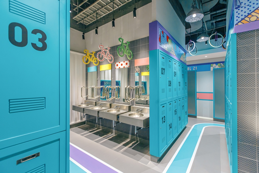 2樓廁所係單車賽道，處處可見單車的蹤影，就連修理的工具都有，絕對係前所未見！