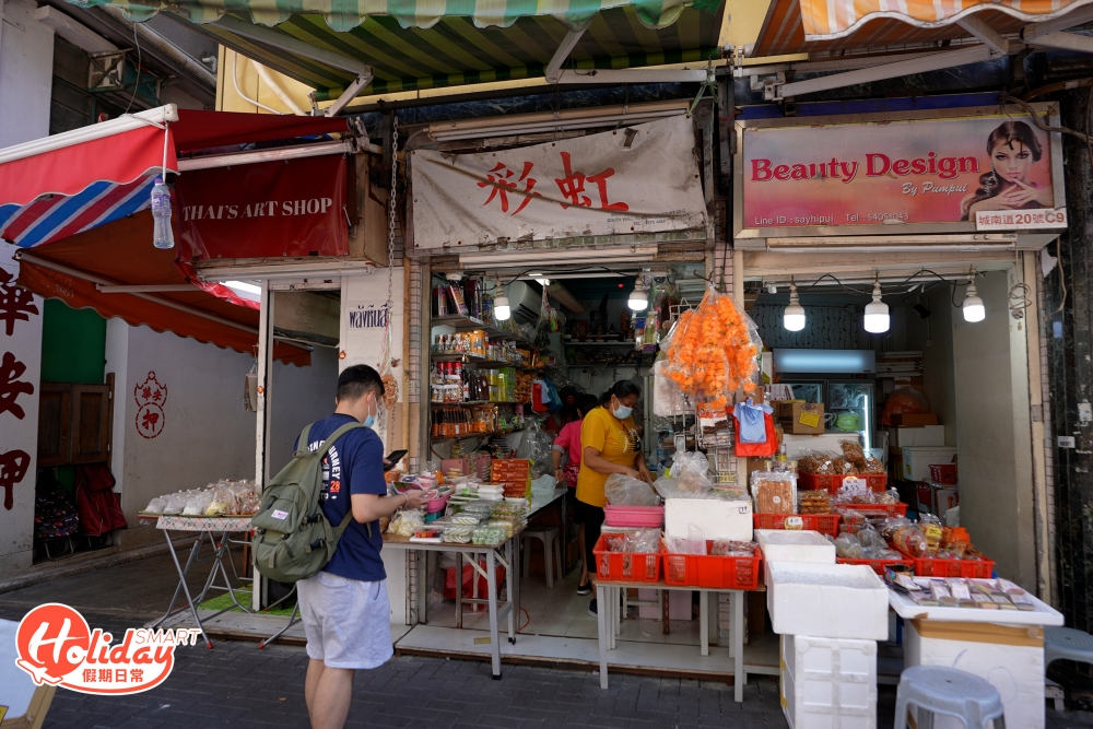 最近有一間泰國雜貨店「彩虹」,他們一款爆餡斑蘭冰心包爆紅!