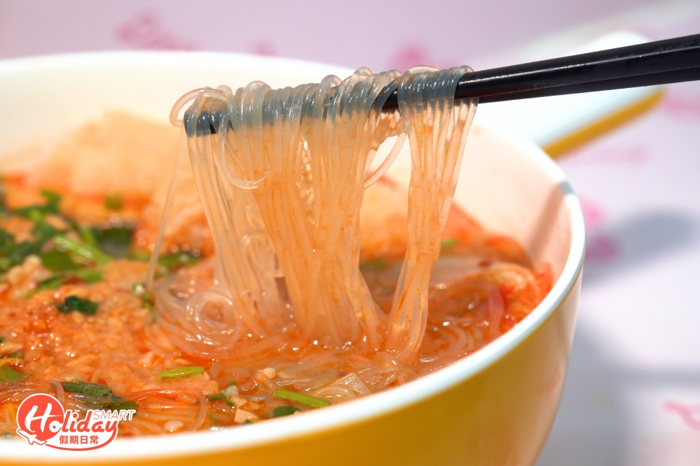 花甲粉上枱份量十足，其靈魂湯底用上過千隻蜆熬煮而成，湯底鮮味濃厚，飲得出是真材實料，食客推介選擇小辣小麻最完美配搭，不過要留意其小辣與其他米線店的中辣有過之而無不及，辣得好過癮。